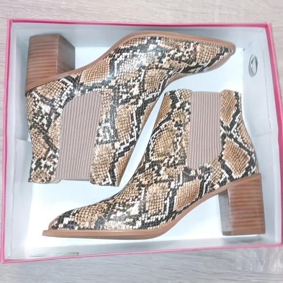 NWT Vince Camuto Ankle Boots In Snake Tan Size Women's 6 - Picture 4 of 6